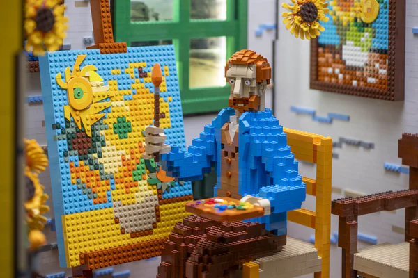 Detail van het LEGO Gele Huis: Van Gogh die zonnebloemen schildert gemaakt van LEGO Steentjes